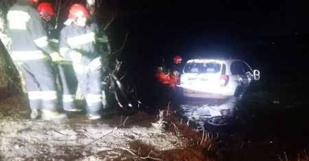 Policjanci uratowali kobietę z tonącego samochodu tonącego samochodu