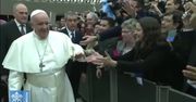 „Pocałuję cię, jeśli mnie nie ugryziesz”. Papież Franciszek żartuje z incydentu z uderzeniem kobiety