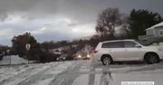 Zjechał na snowboardzie po… ośnieżonej ulicy. Kierowcy przecierali oczy ze zdumienia