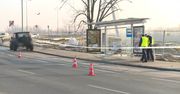 Terenówka staranowała przystanek w Warszawie. Potrącony mężczyzna trafił do szpitala