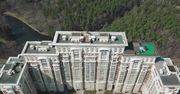Ogród na dachu apartamentowca w Moskwie. Nielegalnie zbudowany przysparza problemów sąsiadom