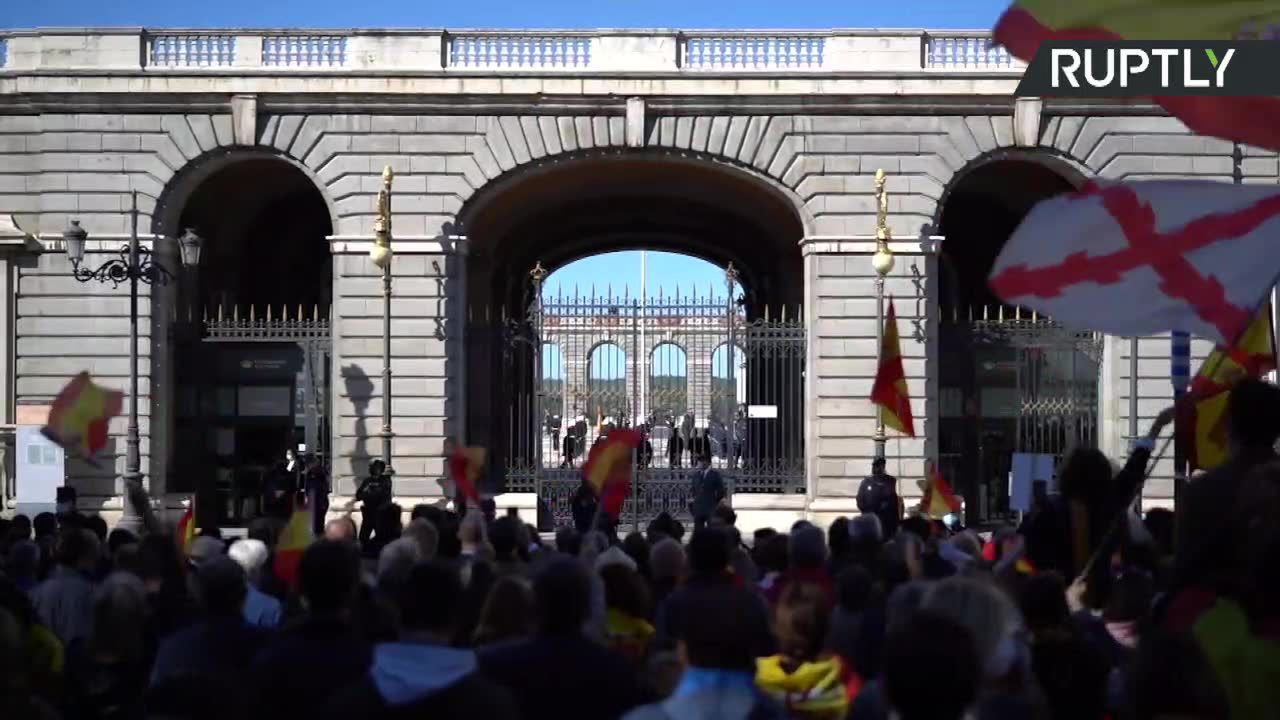 Paraliż komunikacyjny w Madrycie. Skrajnie prawicowa partia Vox zorganizowała protest samochodowy przeciwko obostrzeniom