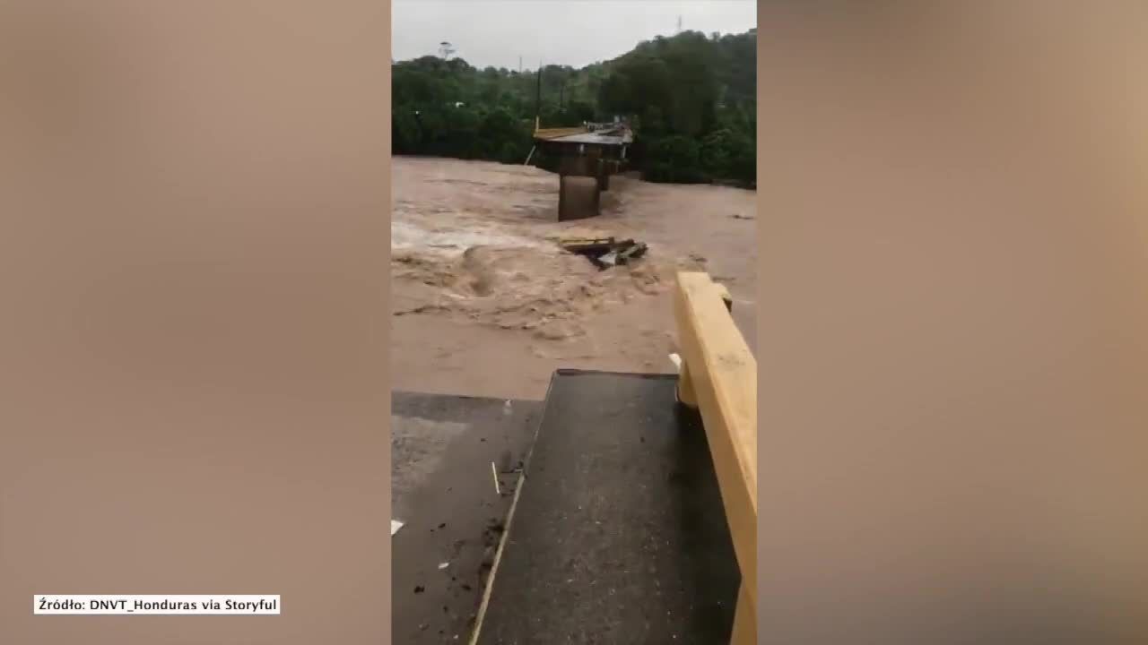 Potężny huragan Eta sieje spustoszenie w Nikaragui. W miejscowości La Ceiba wzburzona woda zniszczyła most