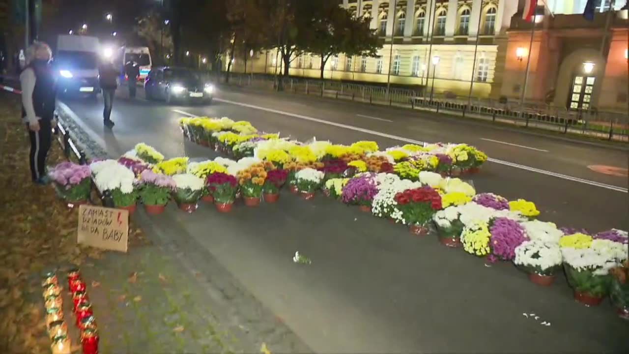 Protest rolników przed KPRM. Oburzeni decyzją o zamknięciu cmentarzy