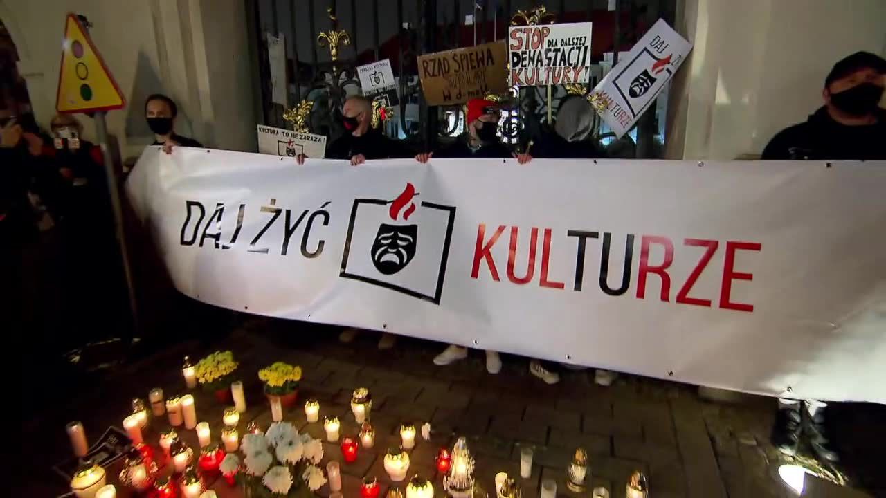 “Nie rozumiem, dlaczego najbardziej zarażamy się w teatrze”. Protest artystów w Warszawie