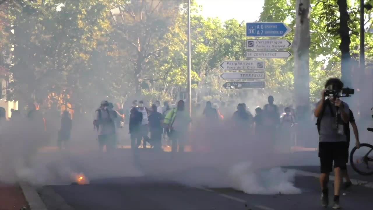 “Żółte kamizelki” wróciły na francuskie ulice. Starcia z policją, funkcjonariusze użyli gazu pieprzowego