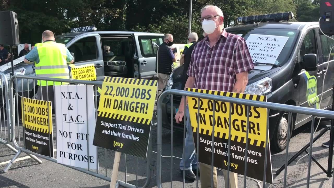 Protest taksówkarzy w Dublinie. Domagają się wsparcia rządu w dobie pandemii koronawirusa