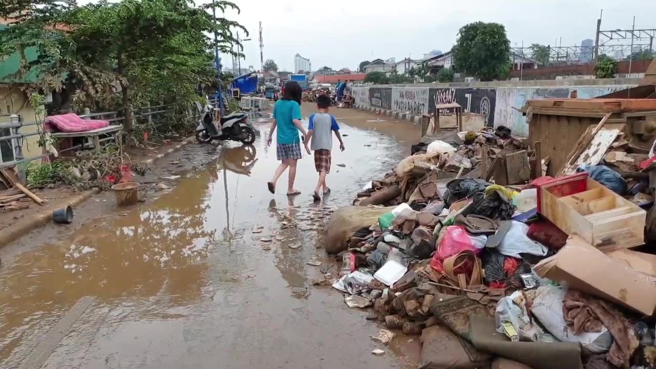 Rośnie bilans ofiar powodzi w Indonezji. Zginęły co najmniej 53 osoby