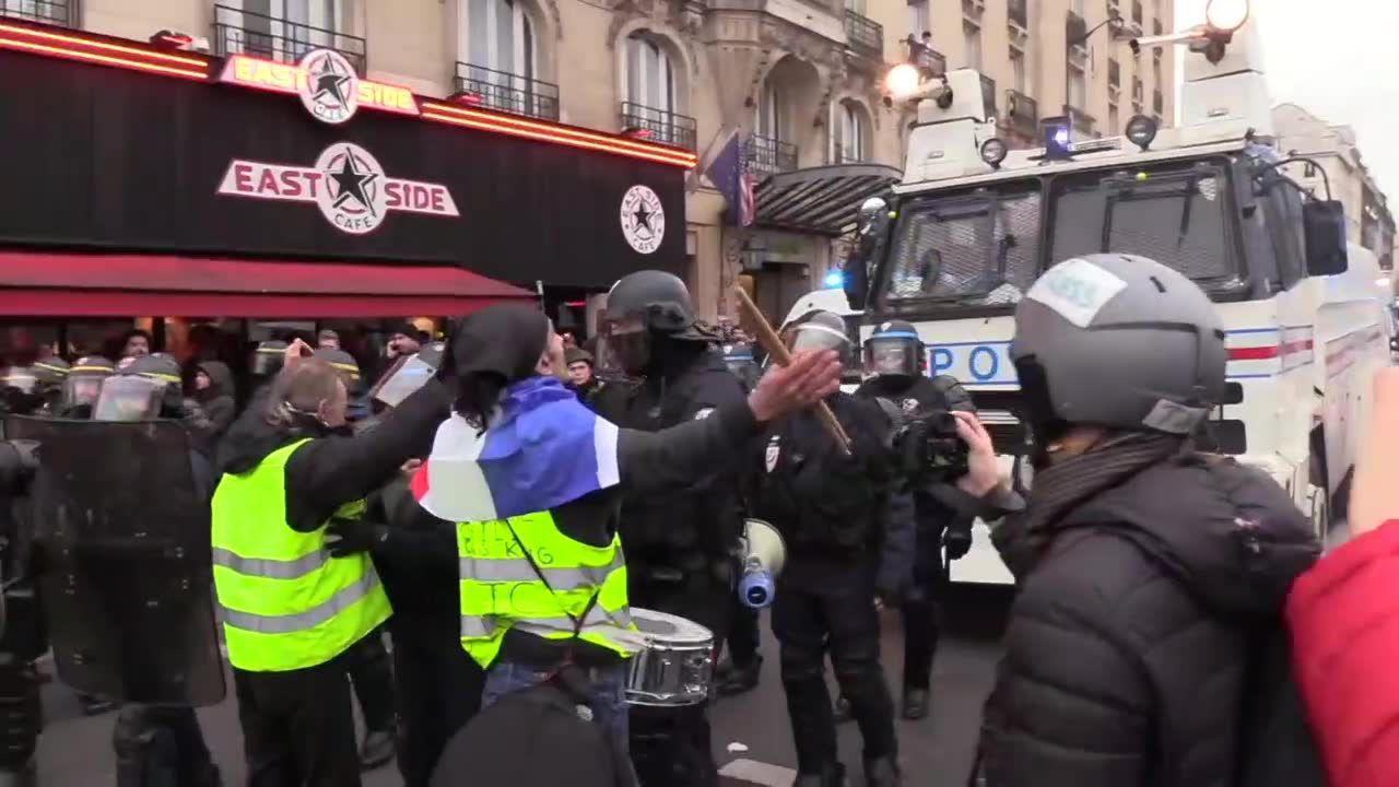 Gaz łzawiący na ulicach Paryża. Policja starła się z przeciwnikami reformy emerytalnej