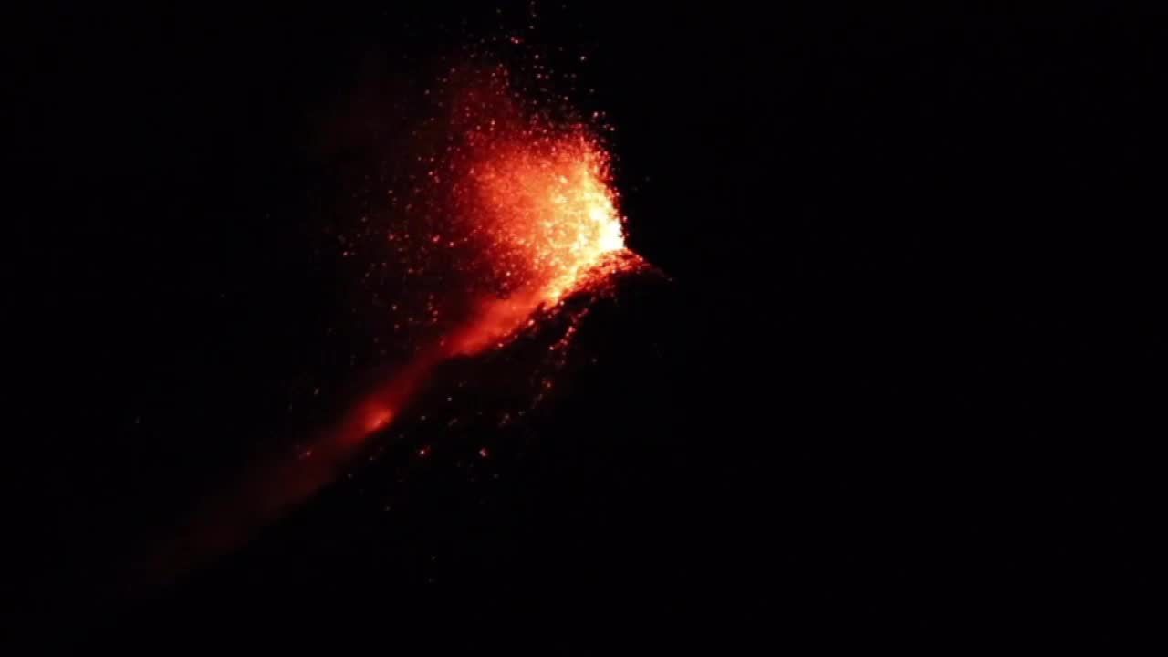 Erupcja wulkanu w Gwatemali. Na miejskim stadionie utworzono obóz dla 4 tysięcy tymczasowo przesiedlonych