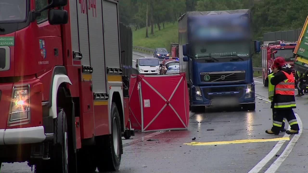 Zderzenie TIR-a z osobówką pod Bochnią. 2 osoby nie żyją, 3 ranne