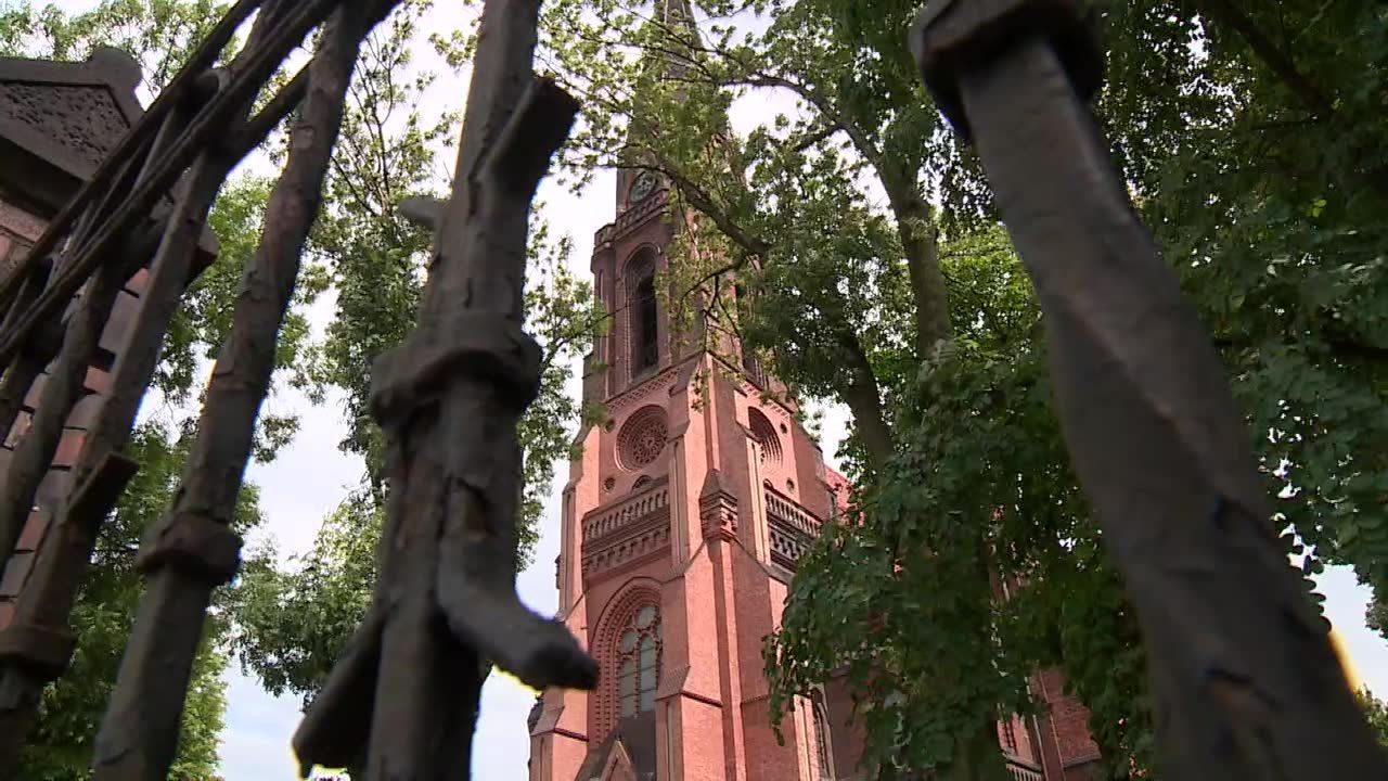 Wszedł do kaplicy, przeżegnał się, a potem ukradł świece i figurkę Jezusa