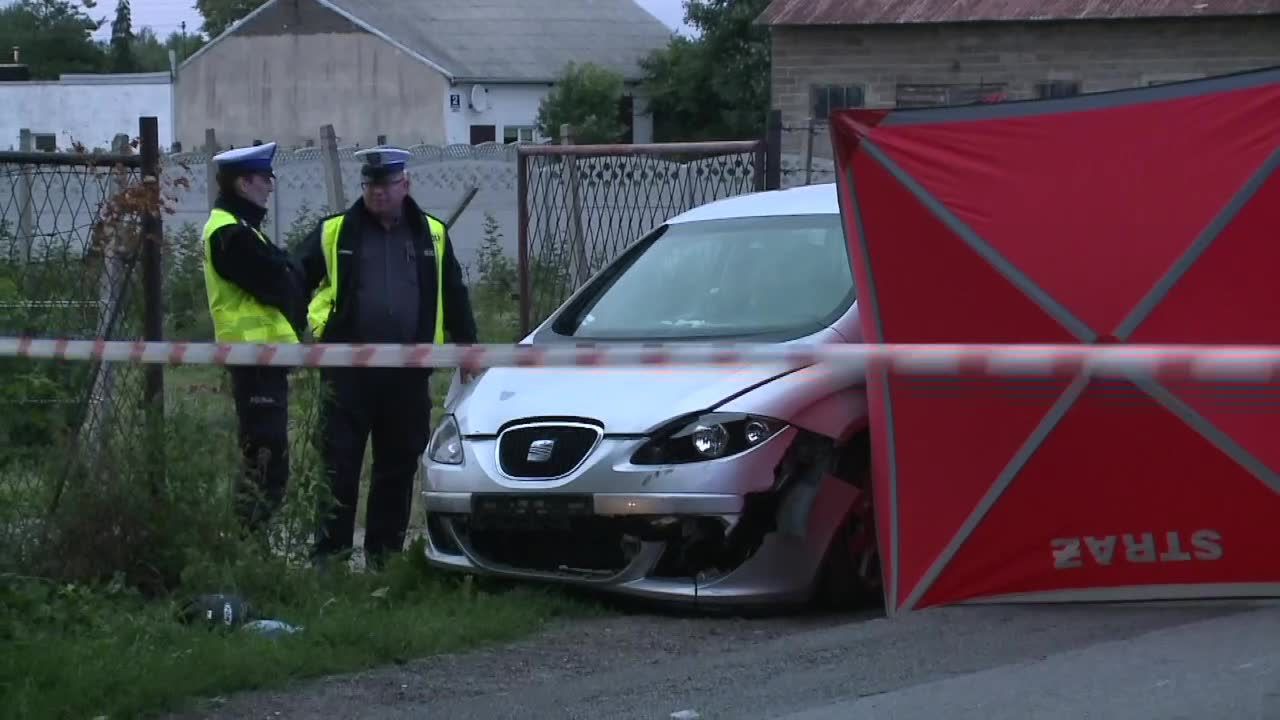 Motocyklista chciał ominąć traktor, wjechał w osobówkę. Tragiczny wypadek pod Częstochową