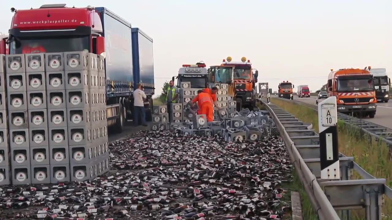 Serce może zakłuć na taki widok. 350 krat piwa rozbitych na niemieckiej autostradzie