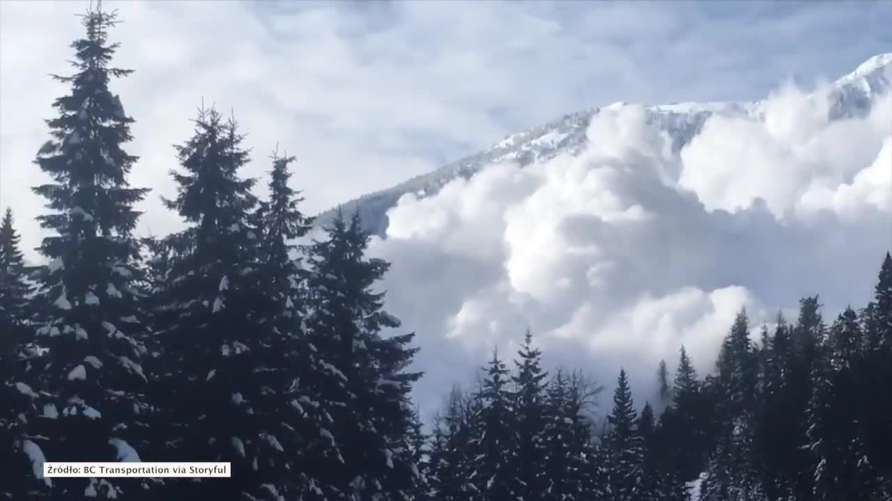 Lawina śnieżna przysypała autostradę. Kontrolowana akcja kanadyjskiego ministerstwa transportu