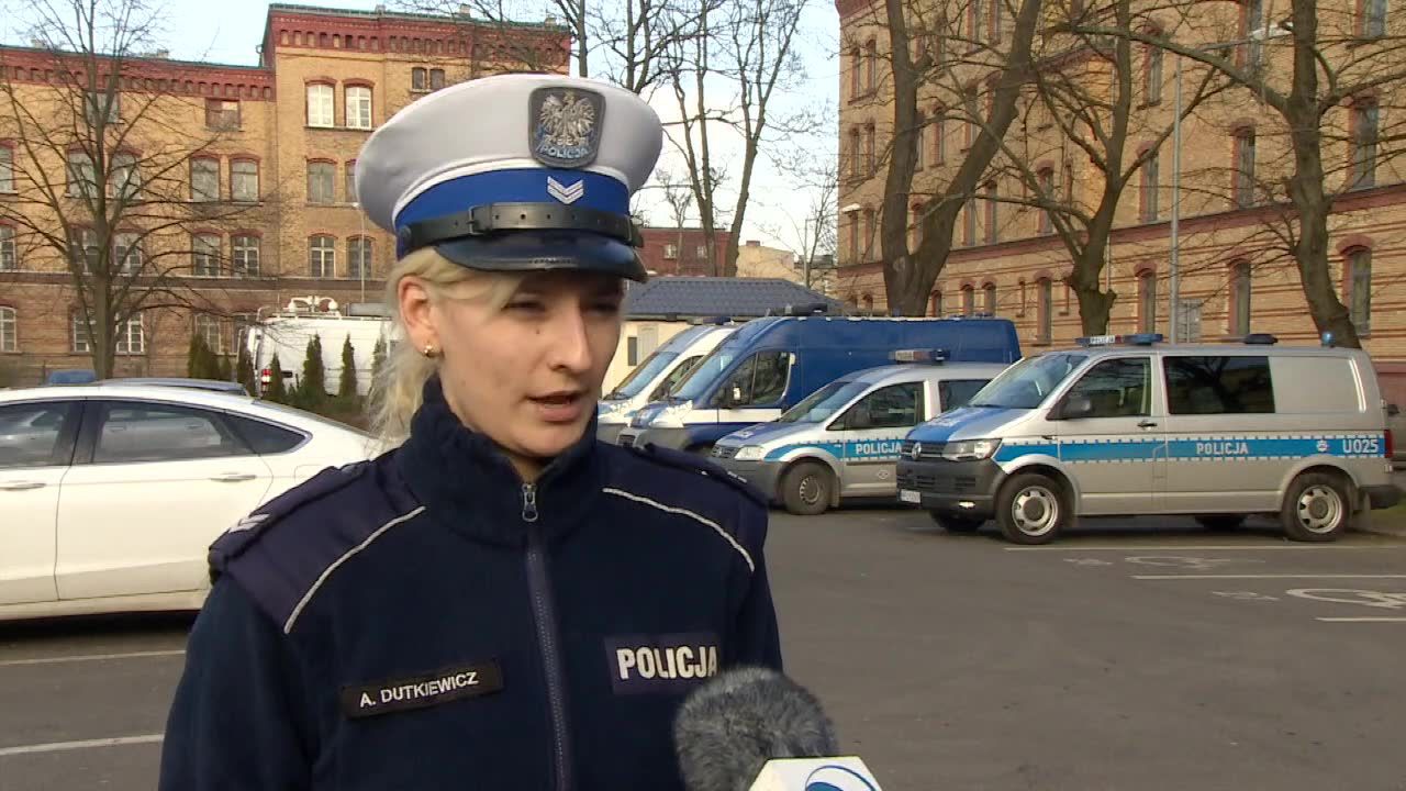 Leżała na chodniku, była już sina. Policjanci uratowali 2,5-letnią dziewczynkę