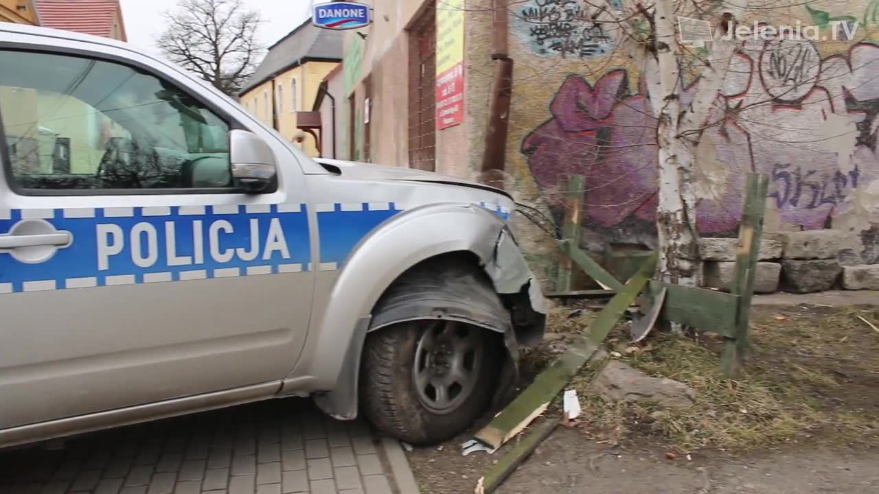 Rozbity radiowóz i dwóch rannych policjantów. Nieudany pościg w Wojcieszycach