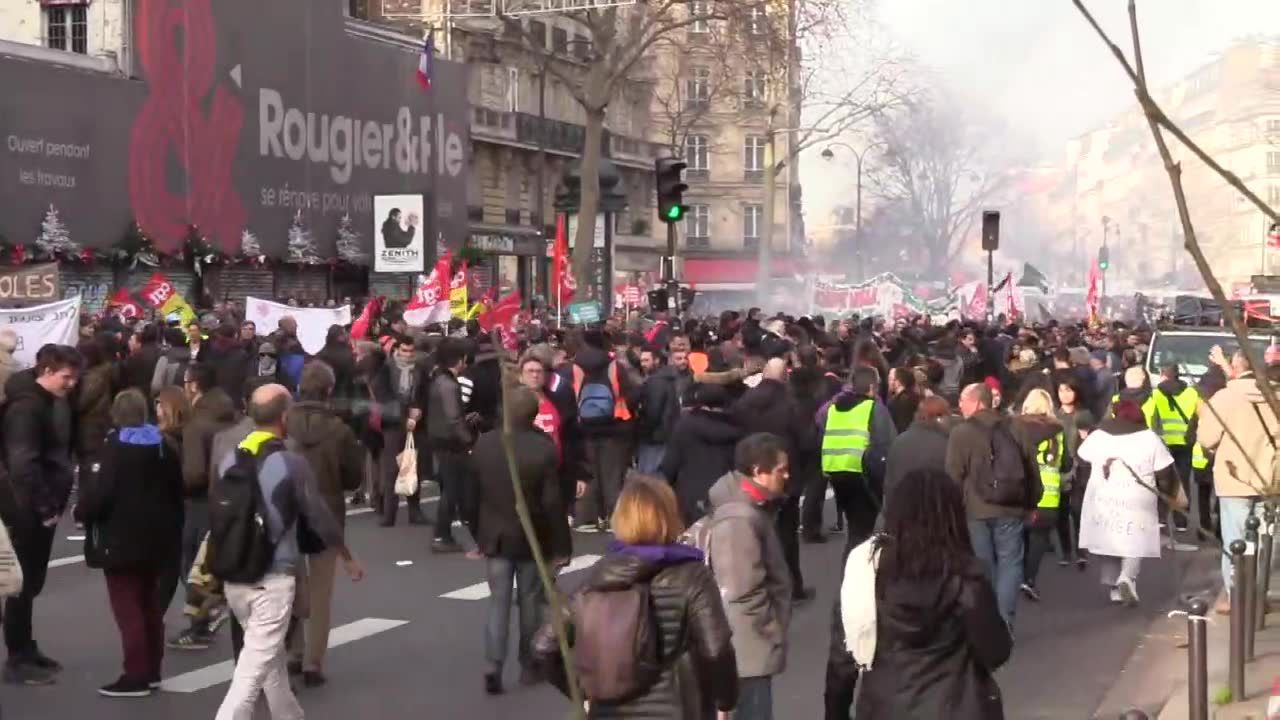 Sparaliżowany transport publiczny i szkoły. Tłumy demonstrantów na ulicach Paryża