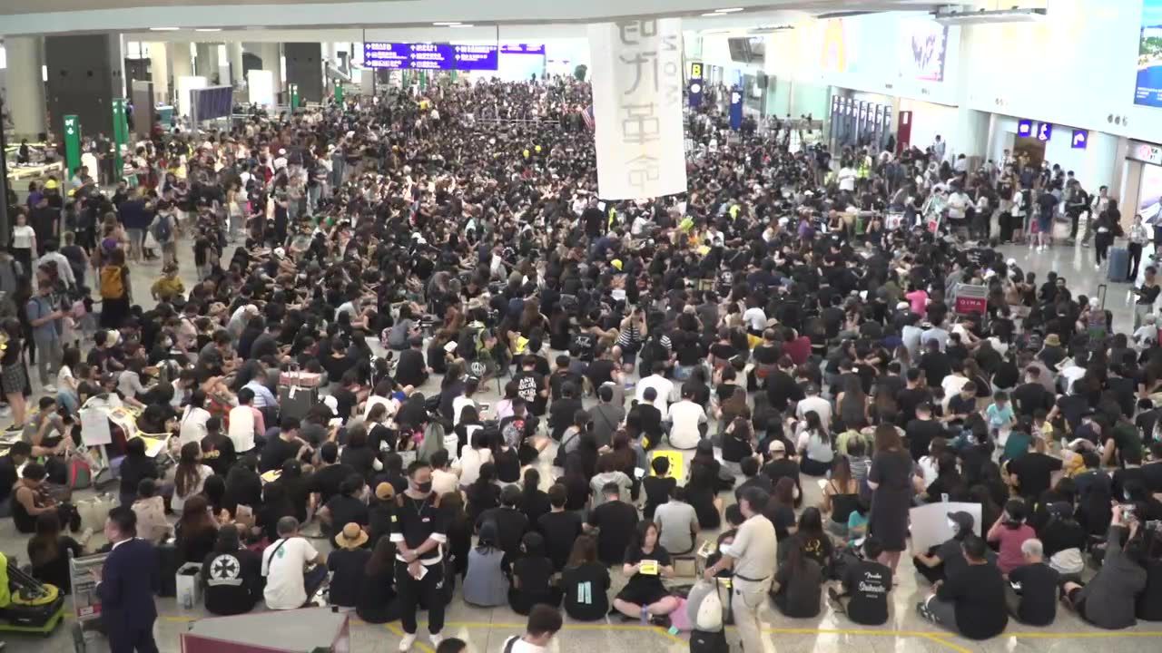 Setki ubranych na czarno demonstrantów okupują terminal lotniska w Hongkongu. Szefowa rządu: Nie ustąpimy!