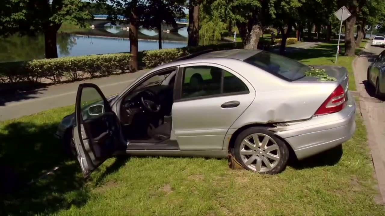 Toczące się auto uderzyło w ławkę z matką i dzieckiem i wjechało do jeziora