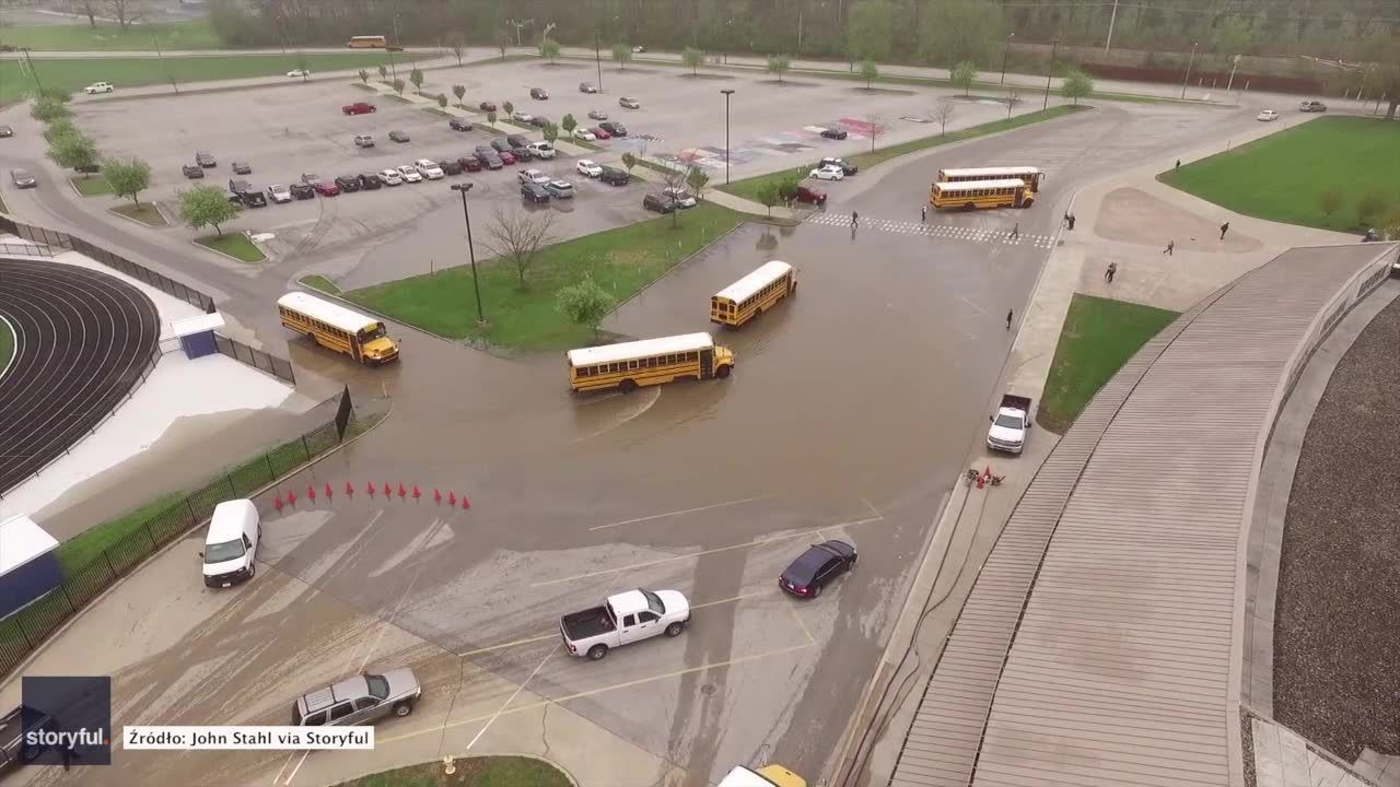 Zalana droga im nie straszna. Kierowcy autobusów szkolnych dowieźli uczniów na lekcje mimo powodzi