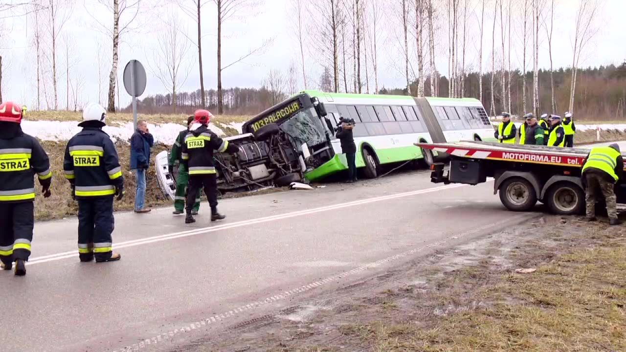 Wpadek autobusu i osobówki pod Białymstokiem. Pięcioro dzieci trafiło do szpitala