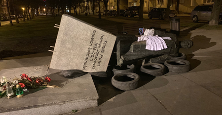 W nocy przewrócono pomnik ks. Jankowskiego. (VIDEO)