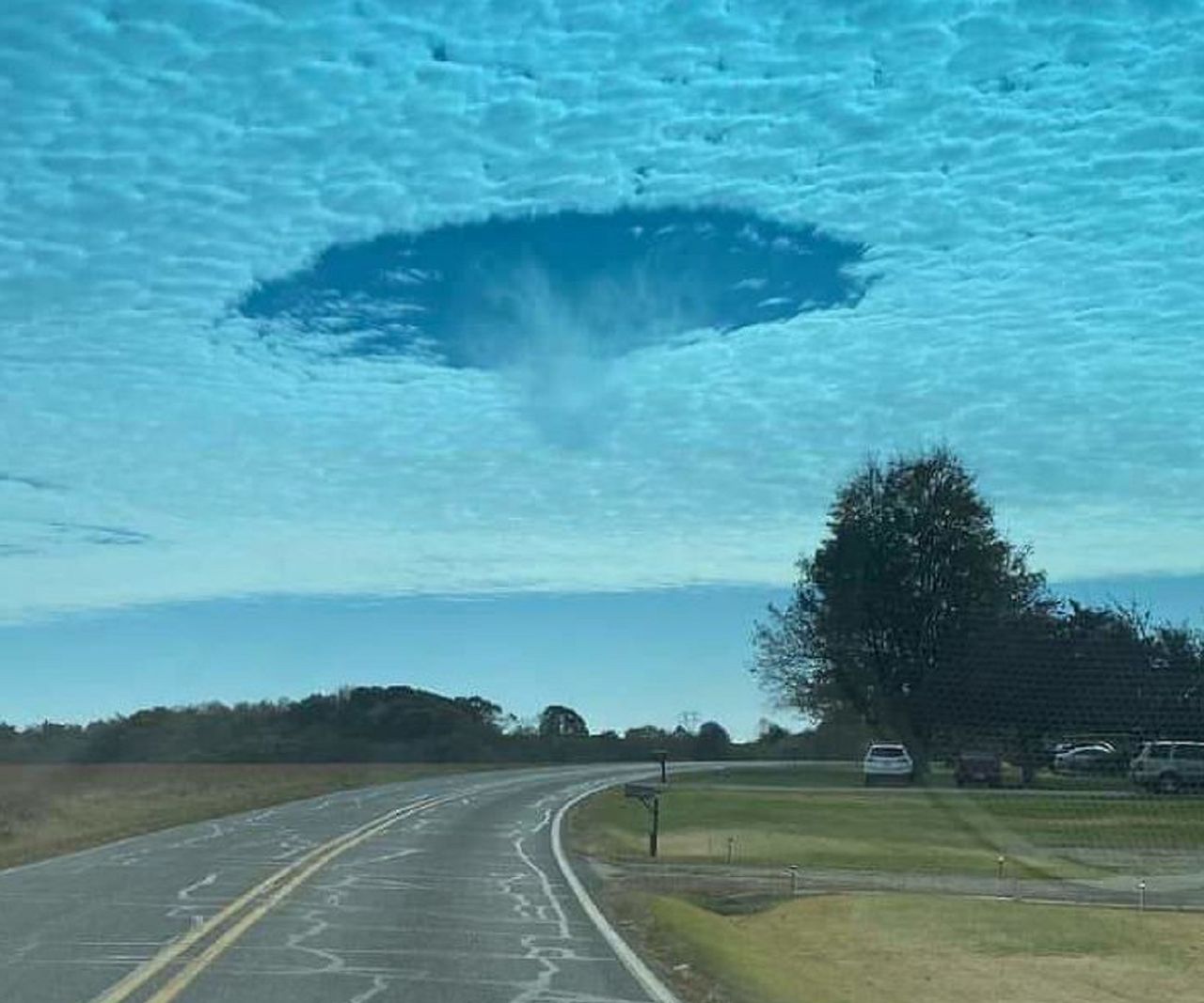 "UFO wylądowało" - komentowali internauci. Dziwna dziura w chmurach wywołała niepokój w USA