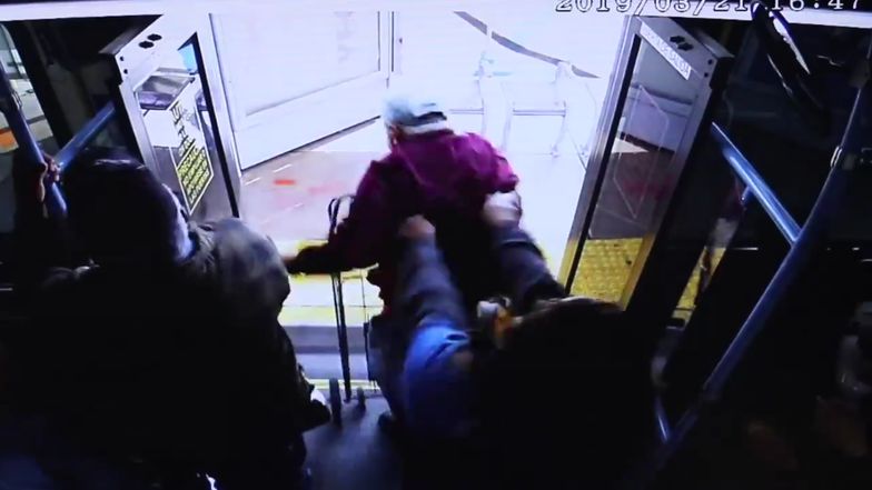 USA. Kobieta wypchnęła staruszka z autobusu. Mężczyzna nie żyje