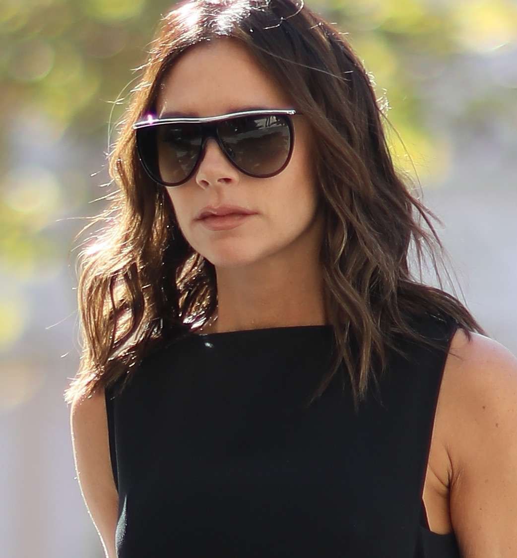 Victoria Beckham w czarnej sukience i błękitnych dodatkach na Paris Fashion Week 2018