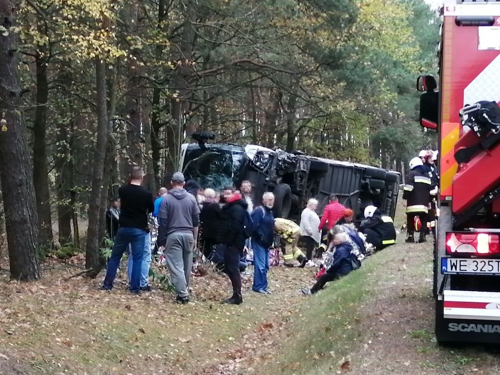 Potężne zderzenie autobusu z osobówką. Jest wielu rannych