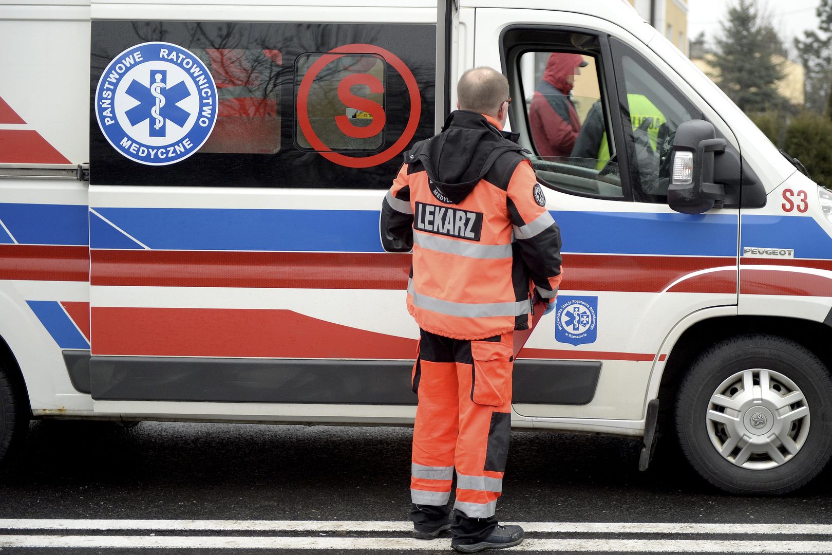 Zgórsko. Jechał z dziećmi prawidłowo. Nagle zostali uderzeni z dużą siłą