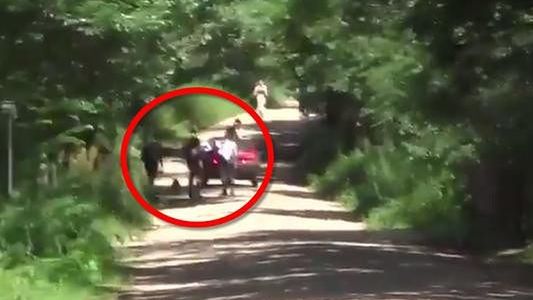 Moment, w którym mężczyźni wyrzucają kamerę dziennikarza.