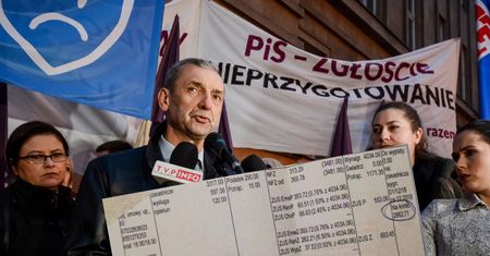 Ile zarabia nauczyciel? W internecie pokazują paski z wypłat