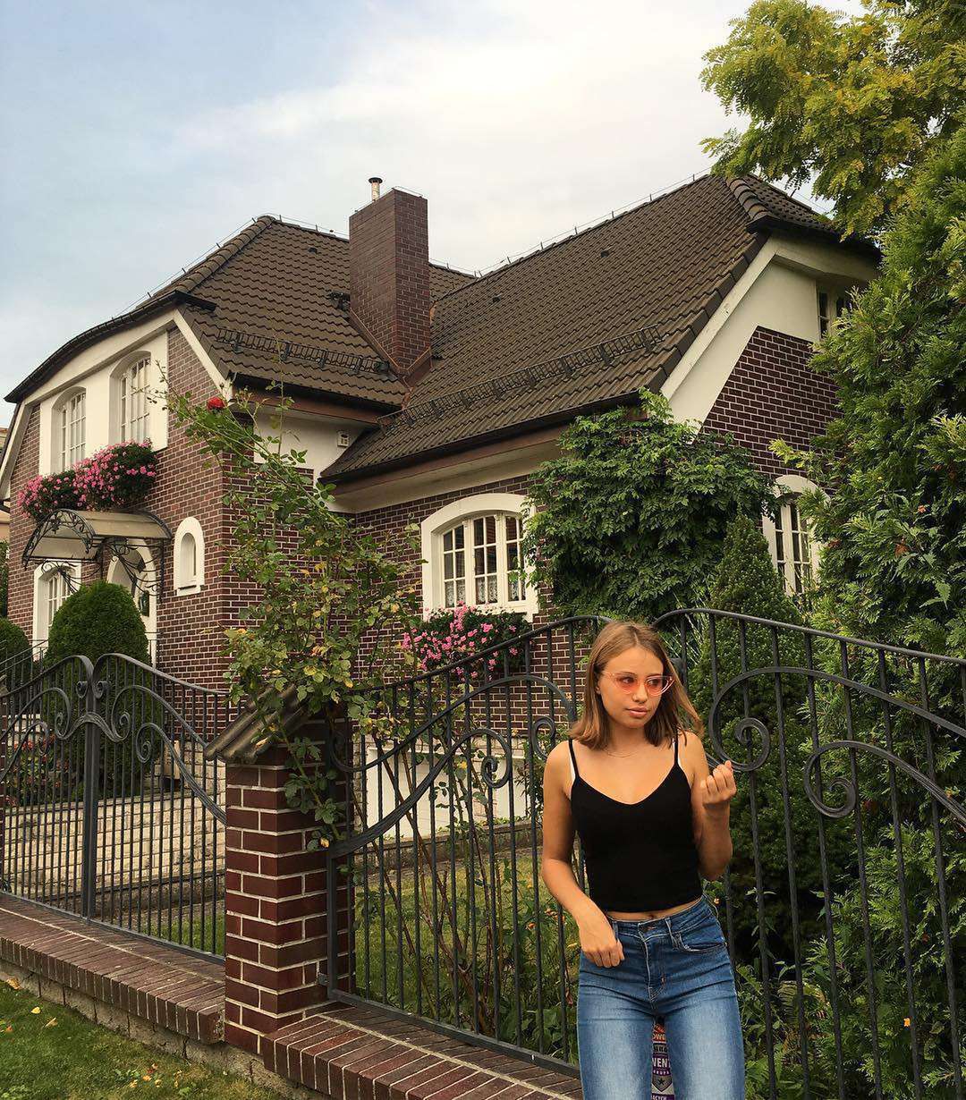 Oliwia Bieniuk pozuje na tle willi
