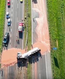 Autostrada A2. Płynna czekolada zastyga na asfalcie. Droga zablokowana