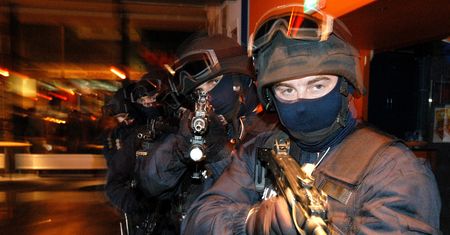 Wojna w służbach? ABW kontra policja, minister nabrał wody w usta