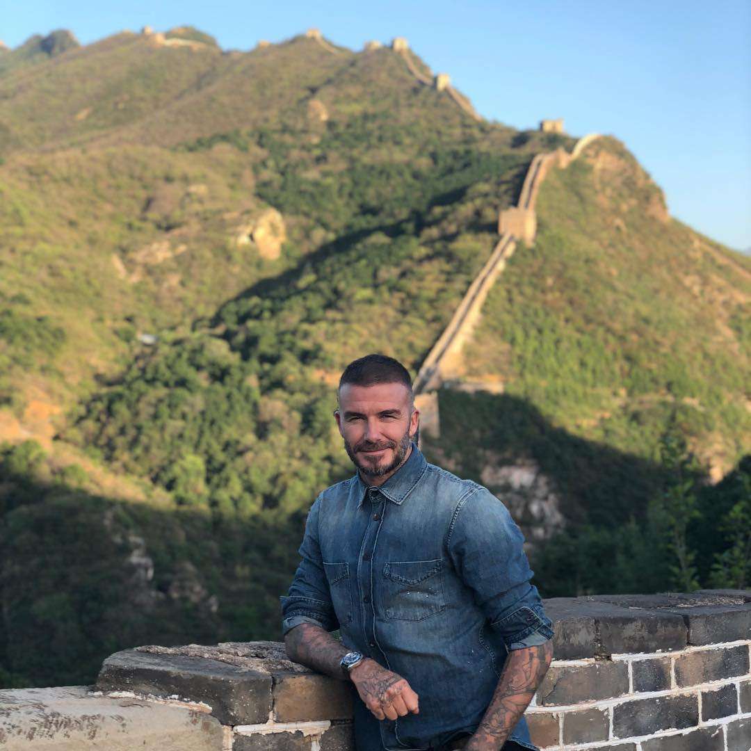 David Beckham po przeszczepie włosów w Chinach