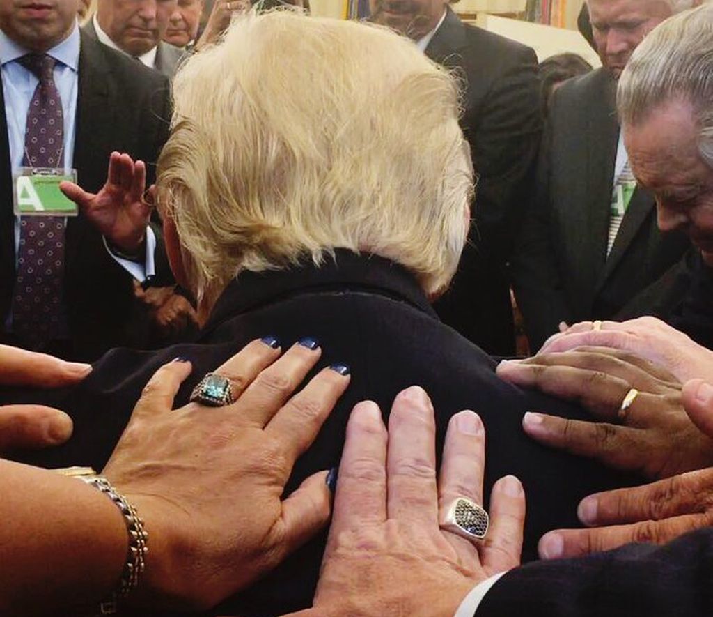 Trump w centrum modlitwy. To zdjęcie jest hitem sieci