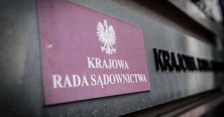 KRS wstrzymuje konkurs na sędziów SN. "Nie chcemy się wikłać w politykę"