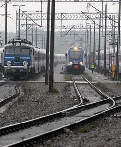 Pociągi nie mogły wjechać na peron. Kibice rzucili racę