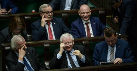 PiS traci, PO zyskuje? Nowy sondaż mówi co innego