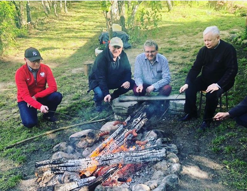 Wybory do PE. Po konwencji PiS Brudziński z Kaczyńskim odpoczywają przy ognisku