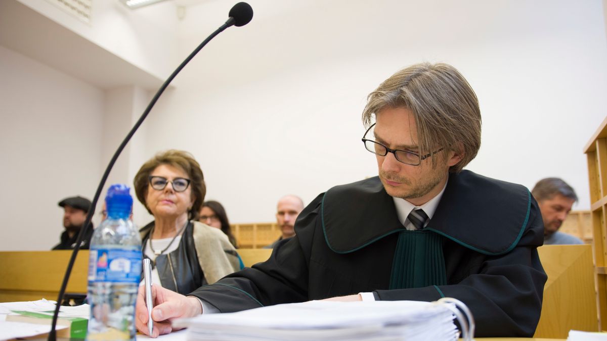 Miejska rzecznik konsumentów Małgorzata Rothert i pełnomocnik frankowiczów Iwo Gabrysiak podczas rozprawy przed łódzkim Sądem Apelacyjnym