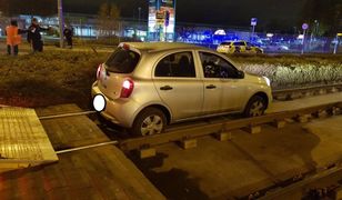 Zaparkował auto na torach. Policja aresztowała "najgorszego kierowcę świata"