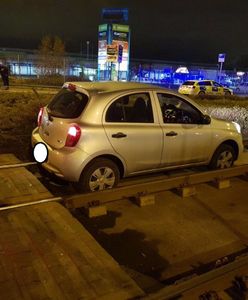 Zaparkował auto na torach. Policja aresztowała "najgorszego kierowcę świata"