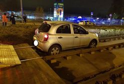 Zaparkował auto na torach. Policja aresztowała "najgorszego kierowcę świata"