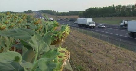 Konwój humanitarny opuścił bazę wojskową; zmierza w kierunku granicy