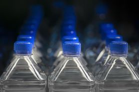 Nie pij wody z plastikowej butelki. Może to mieć negatywny wpływ na twoje zdrowie
