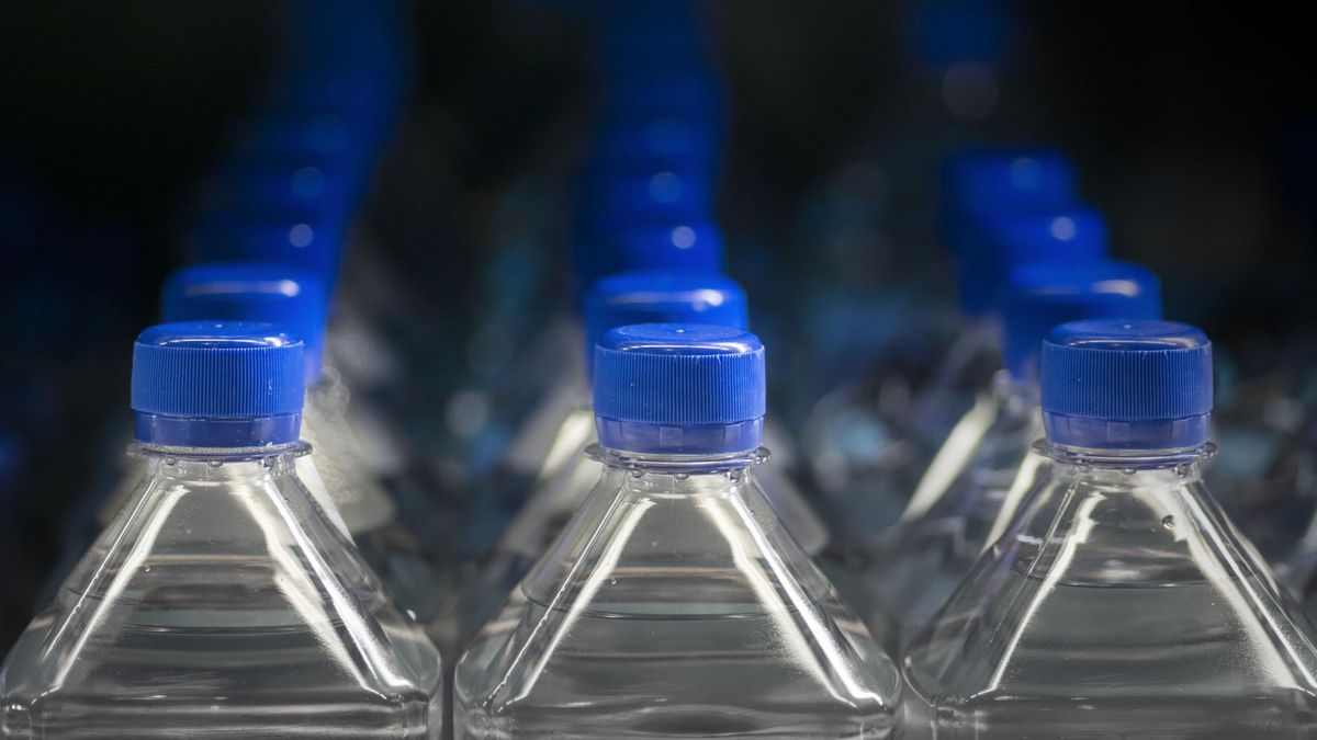 Picie wody z plastikowej butelki może być bardzo szkodliwe dla zdrowia (123rf.com)